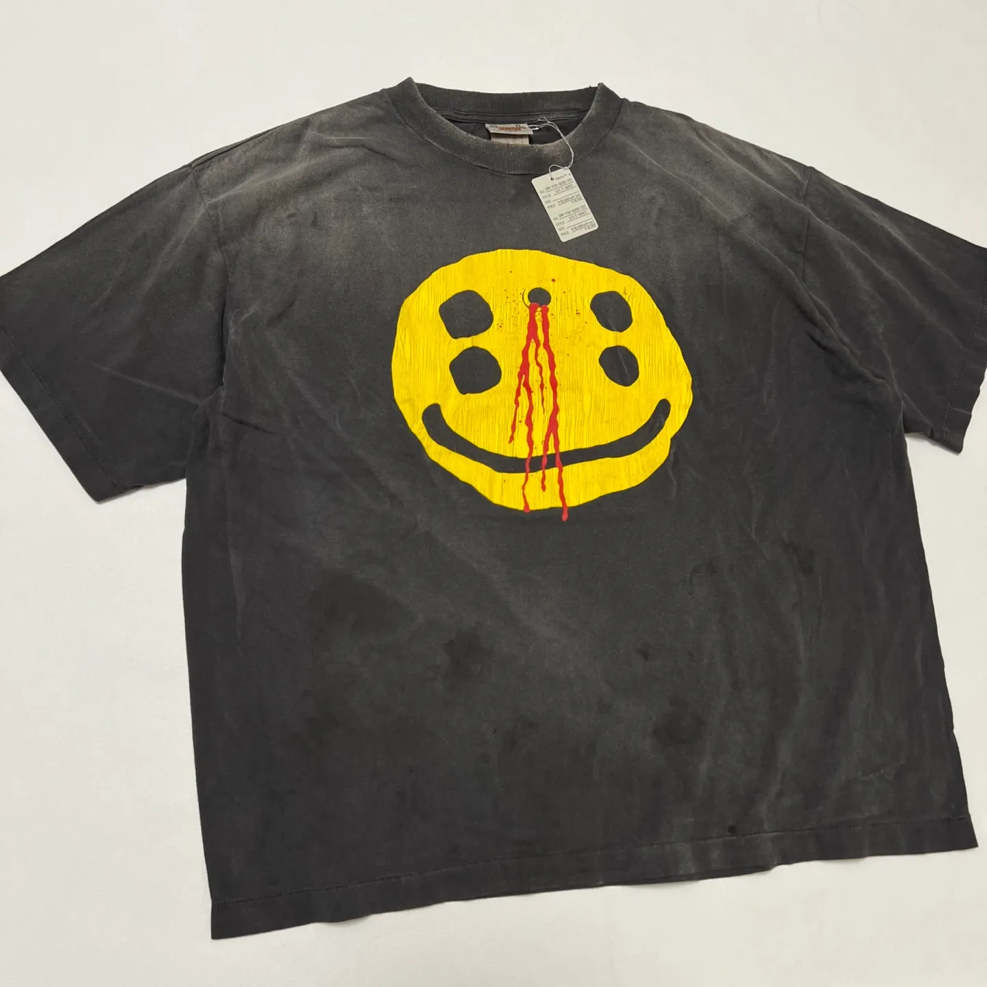 CACTUS PLANT FLEA MARKET x SAINT Mxxxxxx SMILE SS TEE/BLK CPFM co-branded model. Short-sleeved smiley face. Retro distressed TEE with four-eyed smile. Washed black S-XL. Look for the cylindrical fabric with no side seams. The open width is almost meaningless. Asut ready-made garments are dyed. The whole piece is sprayed and faded. The collar and cuffs are frayed. Many people hang it. Over-heavy work. Customized CPFM co-branded main mark/wash mark/with little angel for anti-counterfeiting